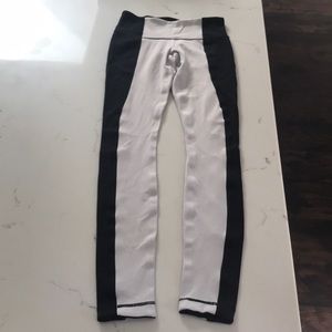 Black & White Lululemon yoga pants size 4
